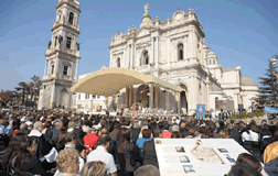 Papal Visit picture of crowds outside Basilica
